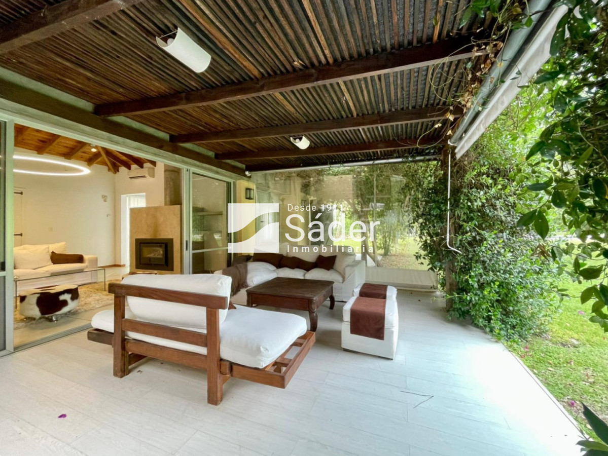 Casa ID.4604 - Casa en Rincón del Indio, alquiler y venta. 3 Suites, Amplio Jardín, Piscina y Parrillero 