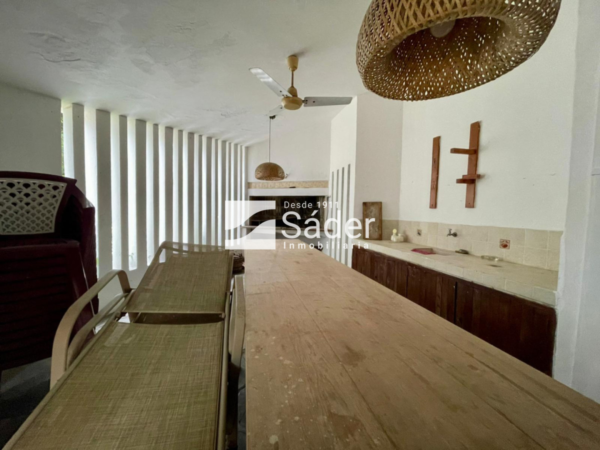 Casa ID.4903 - Casa sólida de época para reciclar en excelente ubicación Playa Mansa parada 10