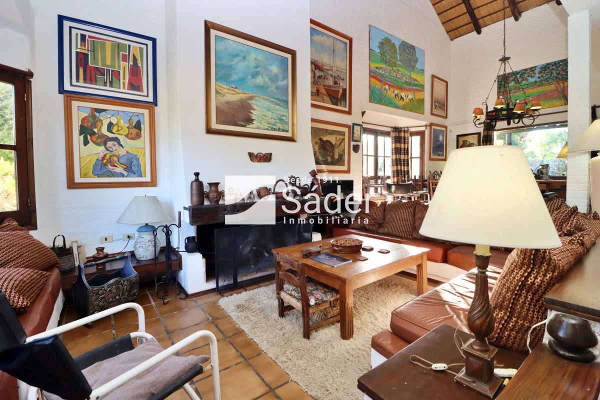 Casa ID.4192 - Chalet estilo tradicional en Pinares con gran terreno y vistas al mar