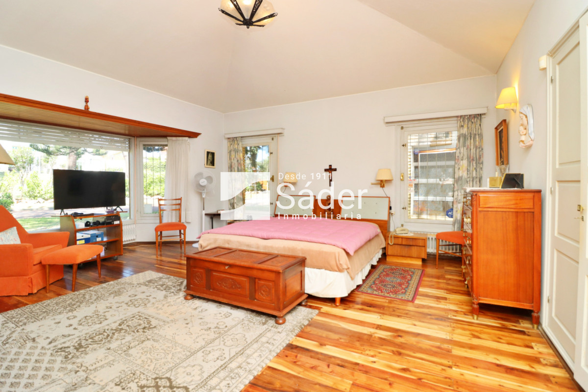 Casa ID.4517 - Espectacular casa en venta en Playa Mansa estilo clásico buena categoría