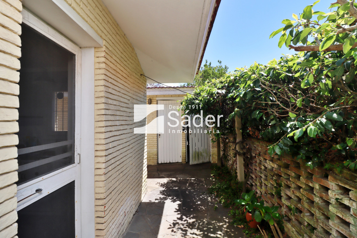 Casa ID.4517 - Espectacular casa en venta en Playa Mansa estilo clásico buena categoría