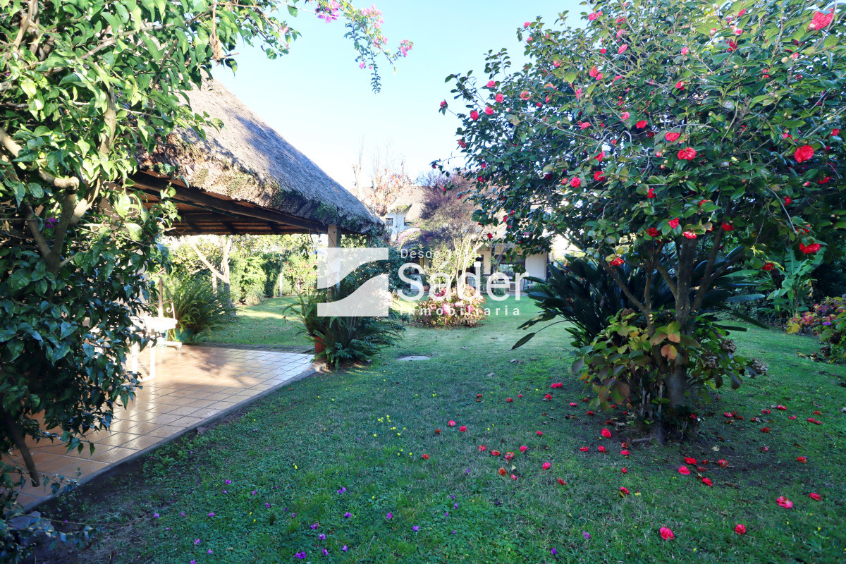 Casa ID.4192 - Chalet estilo tradicional en Pinares con gran terreno y vistas al mar
