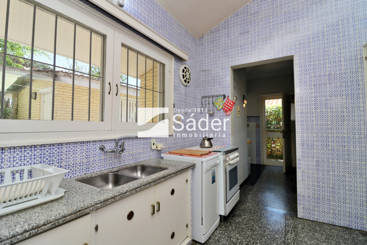 Casa ID.4517 - Espectacular casa en venta en Playa Mansa estilo clásico buena categoría