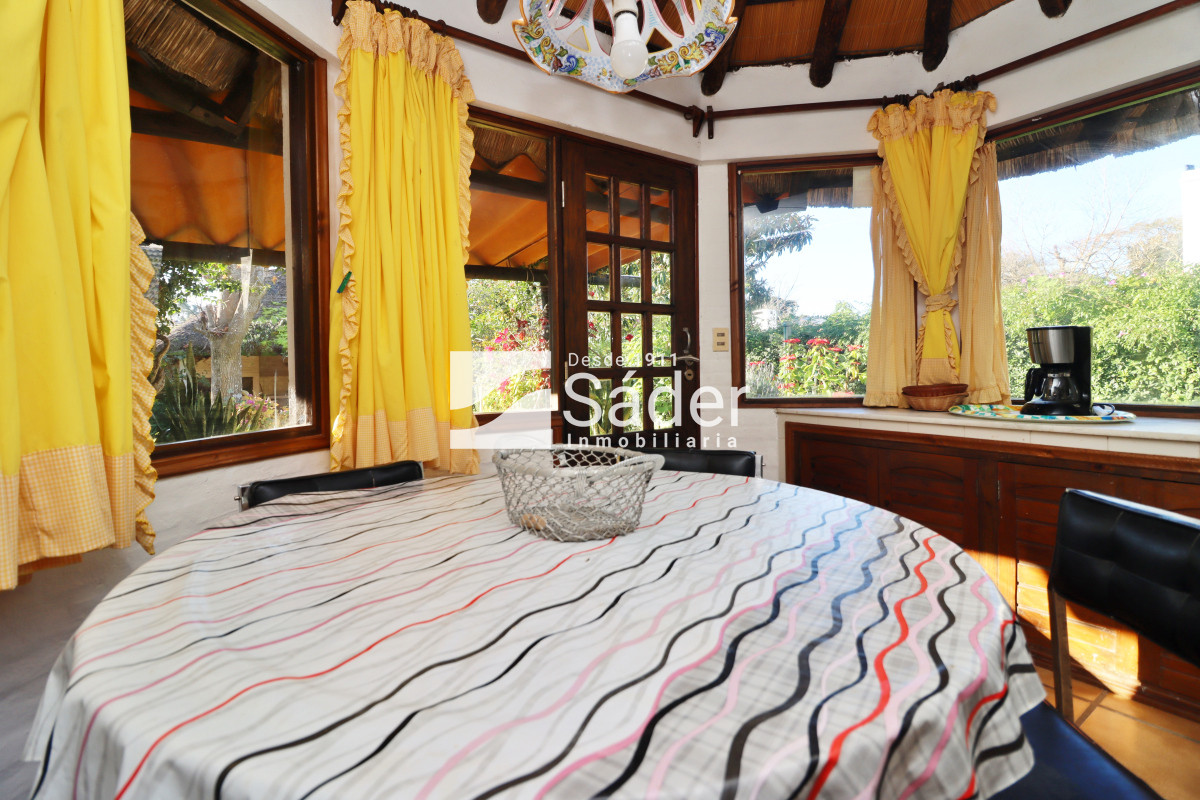 Casa ID.4192 - Chalet estilo tradicional en Pinares con gran terreno y vistas al mar
