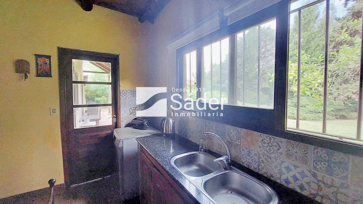 Casa ID.4758 - Casa en Alquiler 3 dormtiorios. Barrio Marly con Jardín y Piscina