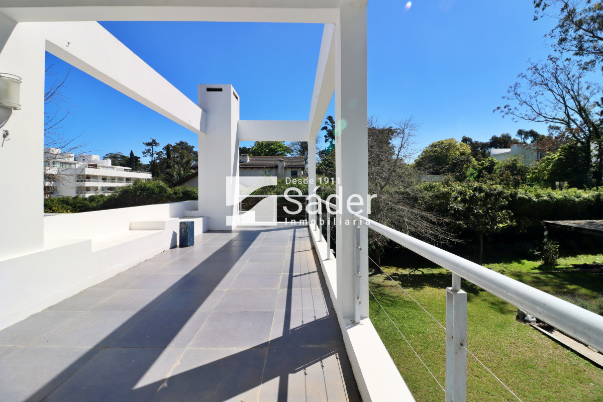 Casa ID.4437 - Casa moderna en Rincón del indio, con Piscina. 4 dorm. 