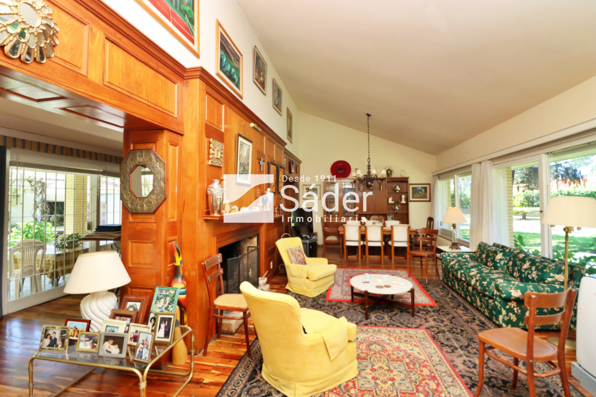 Casa ID.4517 - Espectacular casa en venta en Playa Mansa estilo clásico buena categoría