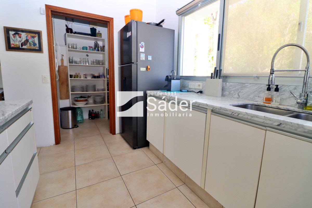 Casa ID.4437 - Casa moderna en Rincón del indio, con Piscina. 4 dorm. 