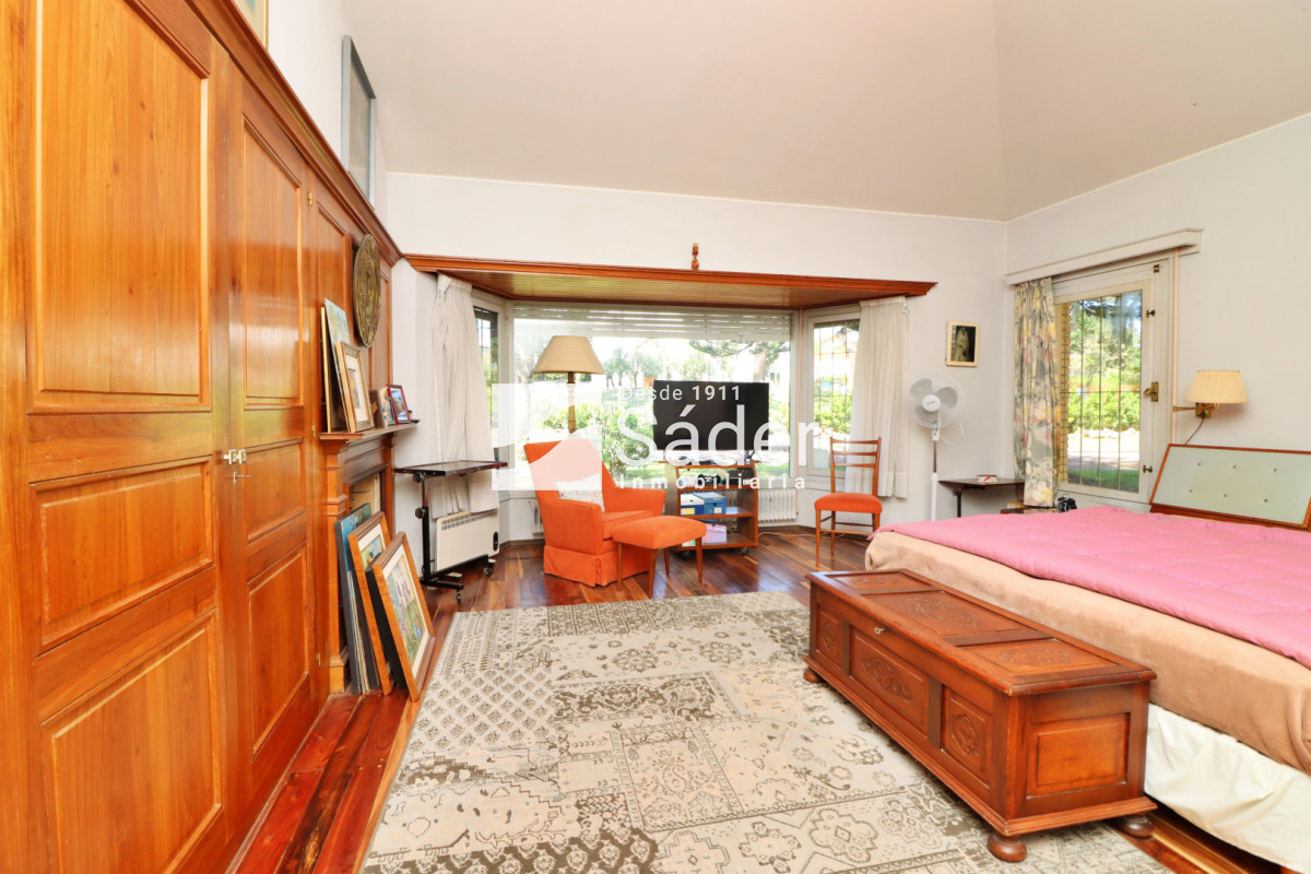 Casa ID.4517 - Espectacular casa en venta en Playa Mansa estilo clásico buena categoría