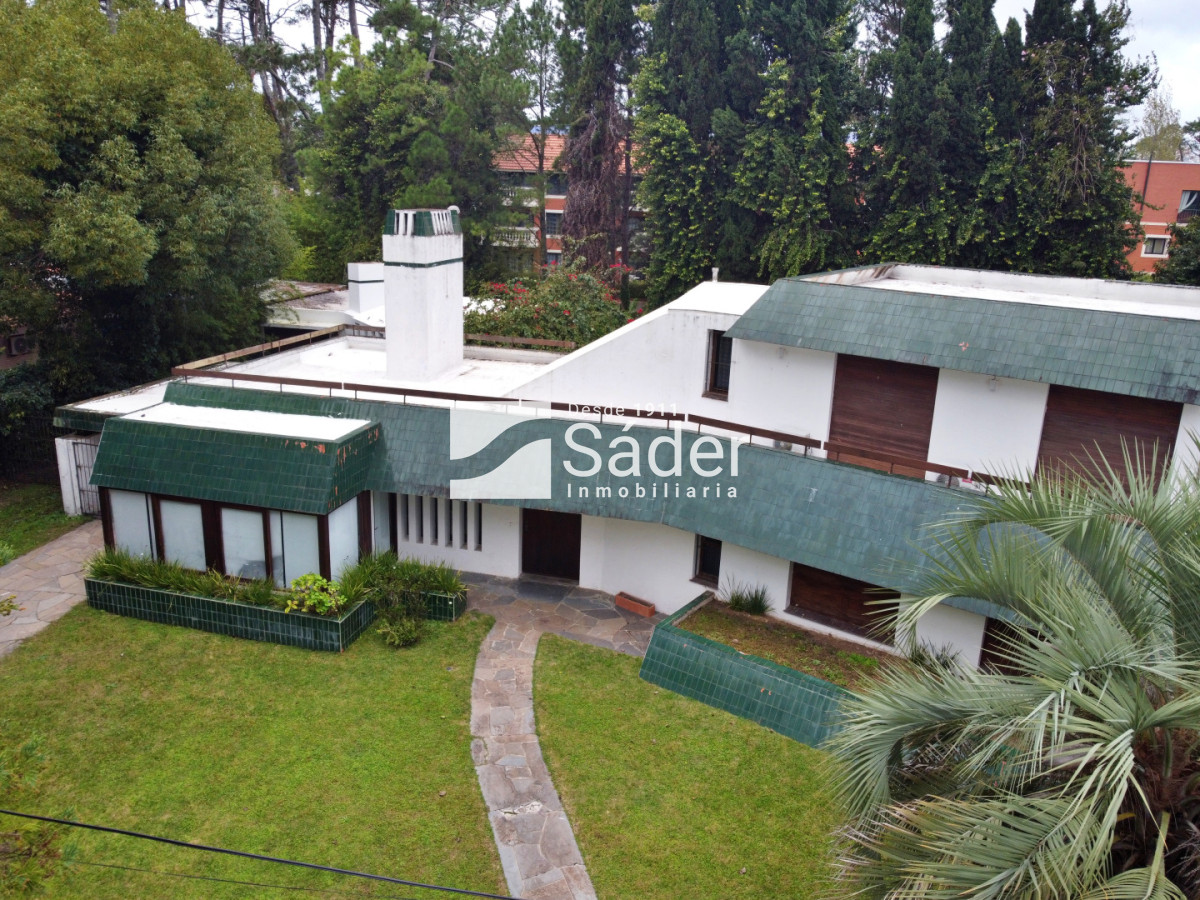 Casa ID.4903 - Casa sólida de época para reciclar en excelente ubicación Playa Mansa parada 10