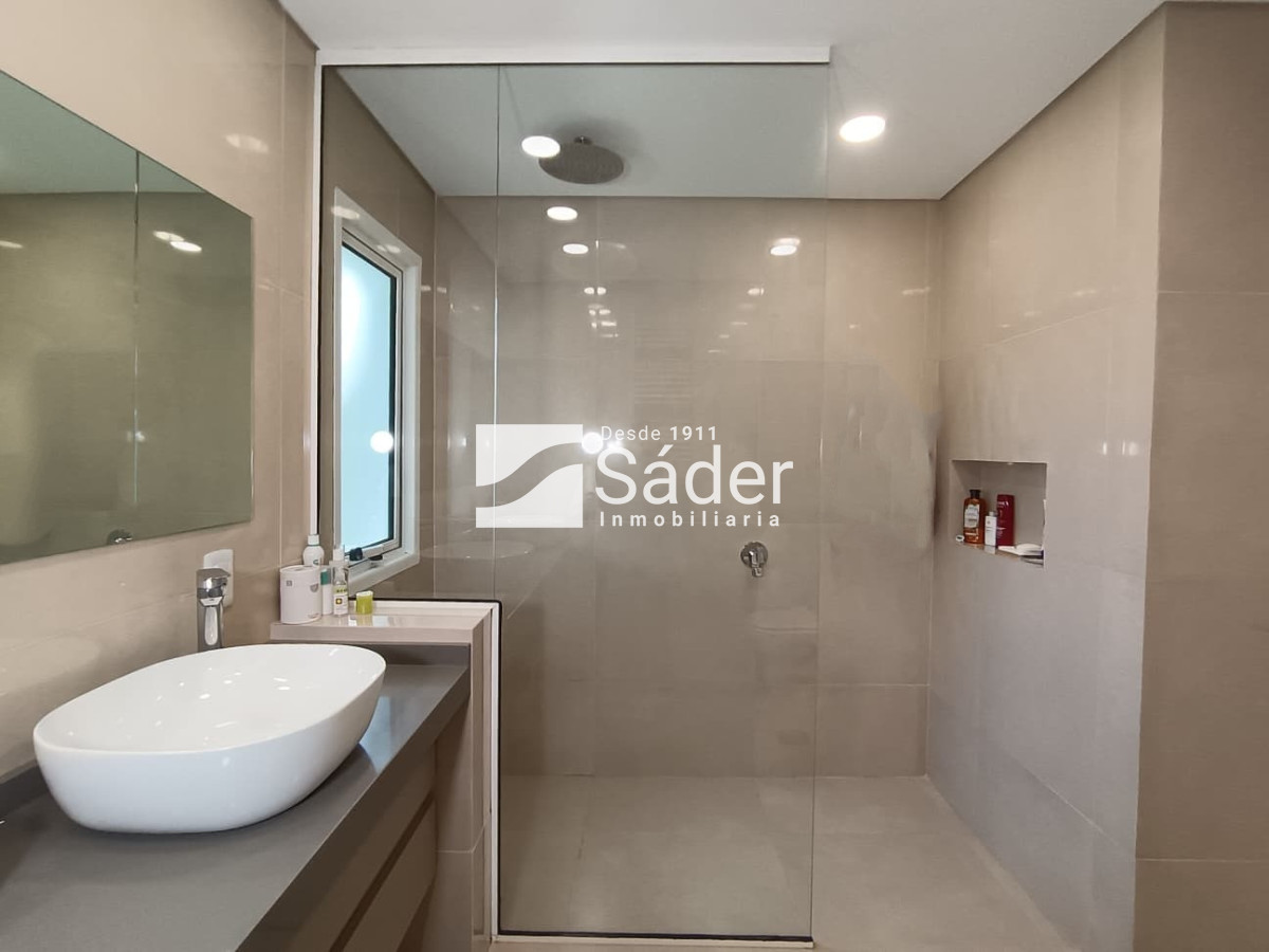 Casa ID.4973 - Excelente casa en Pinares. 3 suites, piscina y parrillero 