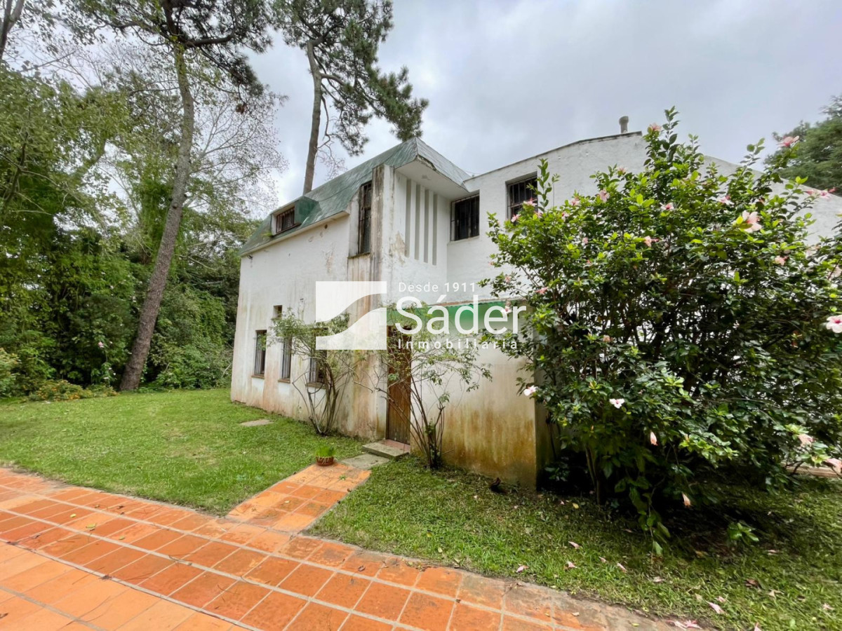 Casa ID.4903 - Casa sólida de época para reciclar en excelente ubicación Playa Mansa parada 10