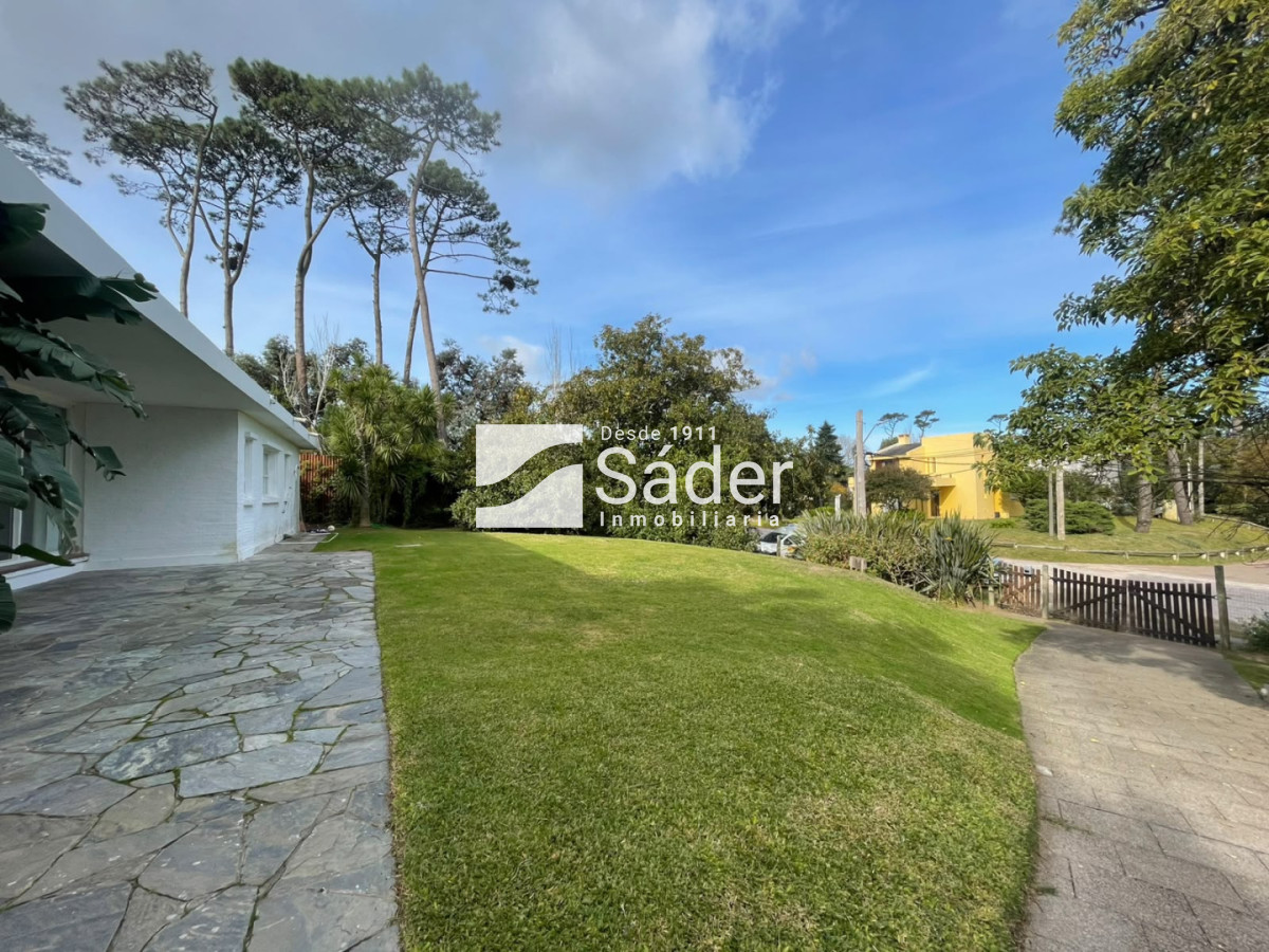 Casa ID.4973 - Excelente casa en Pinares. 3 suites, piscina y parrillero 