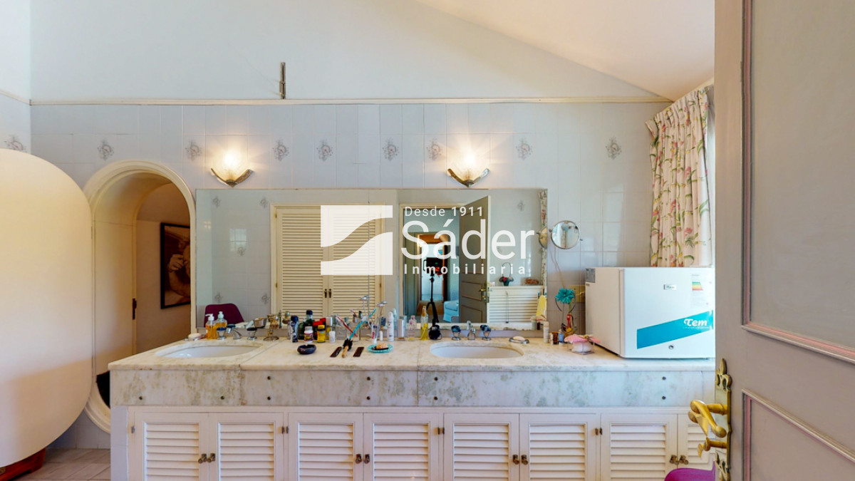 Casa ID.2289 - Casa en venta Playa Mansa 5 dormitorios 