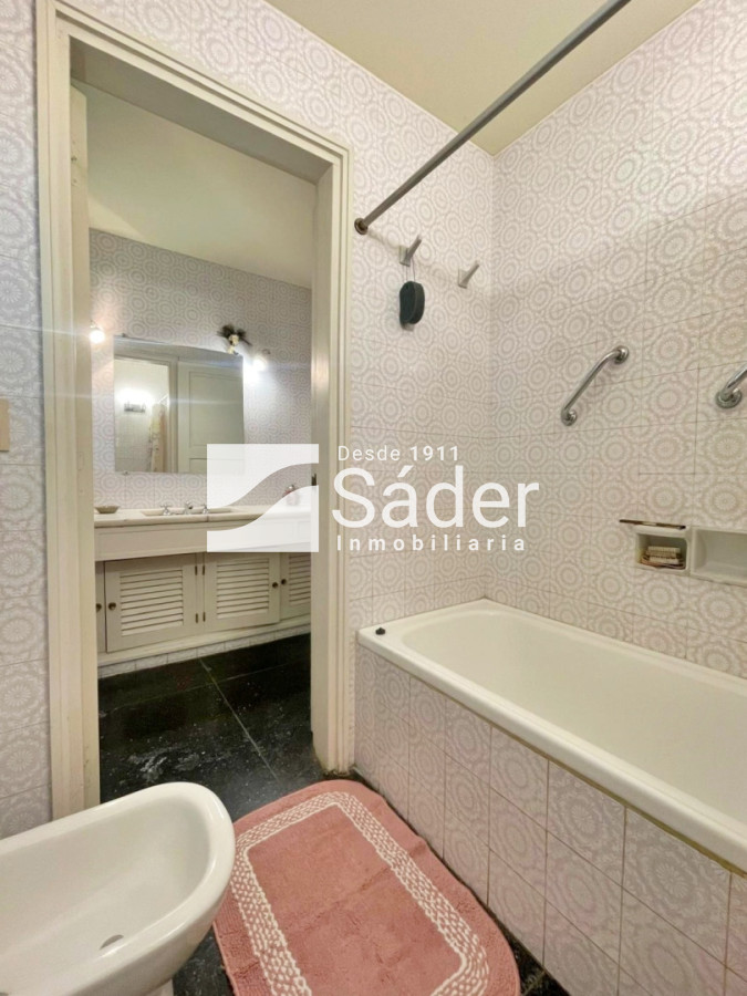 Casa ID.4517 - Espectacular casa en venta en Playa Mansa estilo clásico buena categoría