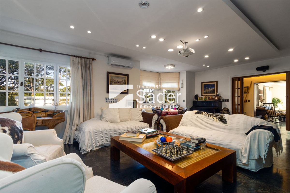 Casa ID.3387 - Casa en venta Playa Mansa 6 dormitorios