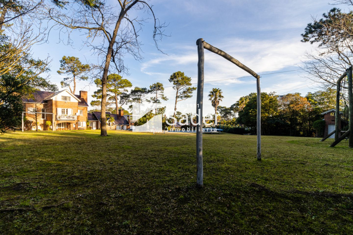 Casa ID.3387 - Casa en venta Playa Mansa 6 dormitorios