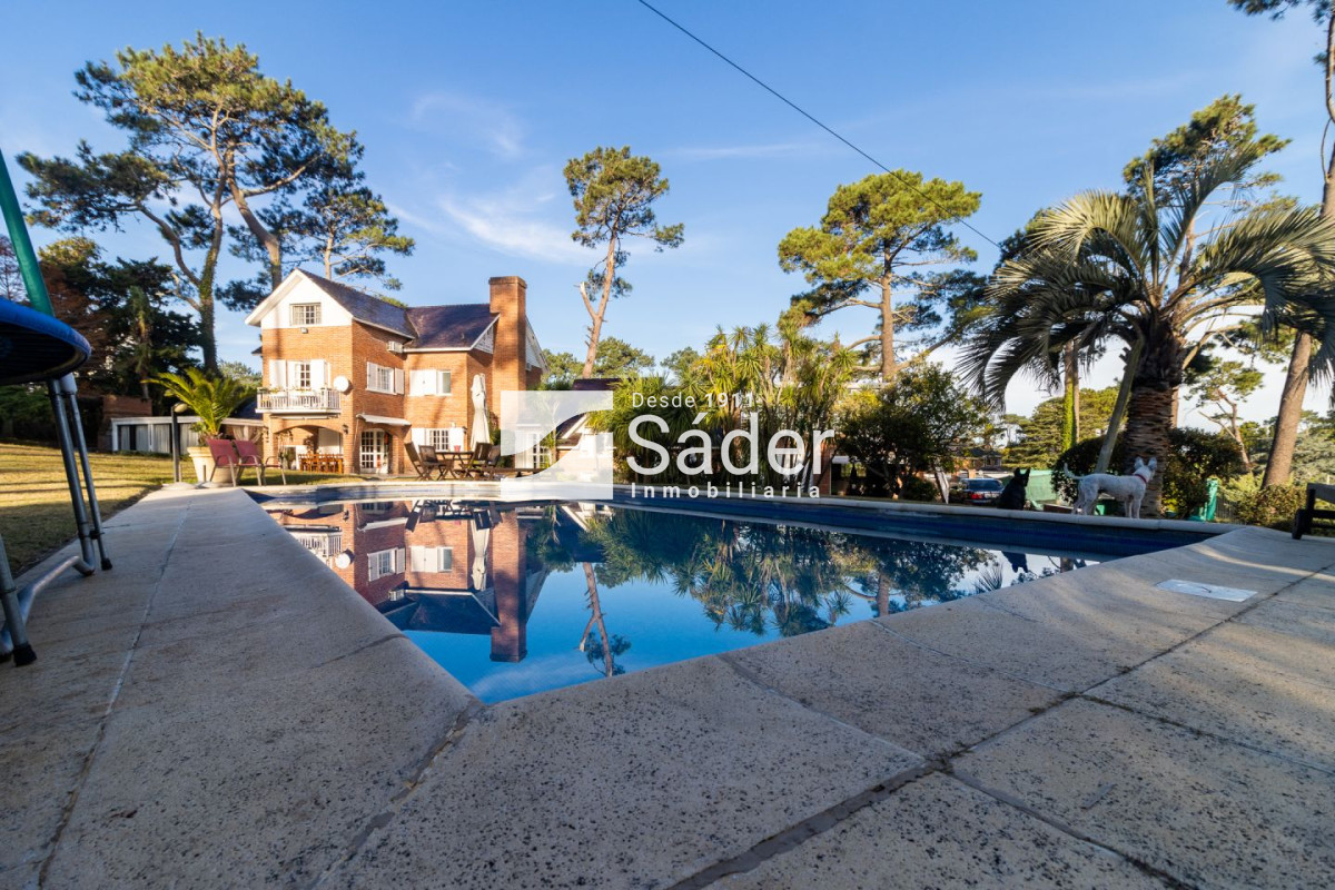 Casa ID.3387 - Casa en venta Playa Mansa 6 dormitorios