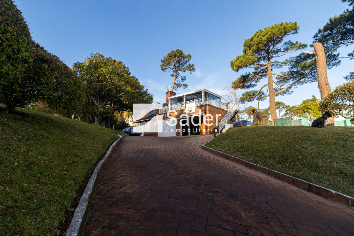 Casa ID.3387 - Casa en venta Playa Mansa 6 dormitorios