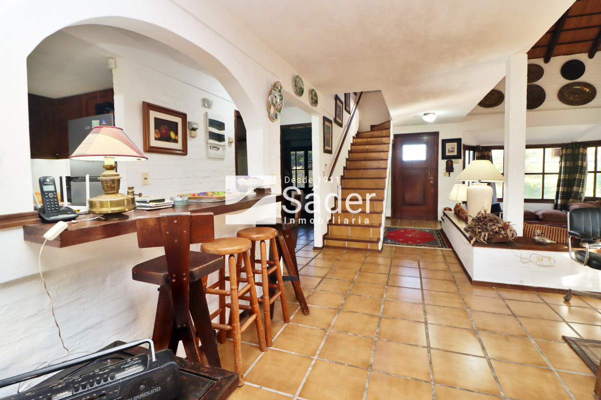 Casa ID.4192 - Chalet estilo tradicional en Pinares con gran terreno y vistas al mar