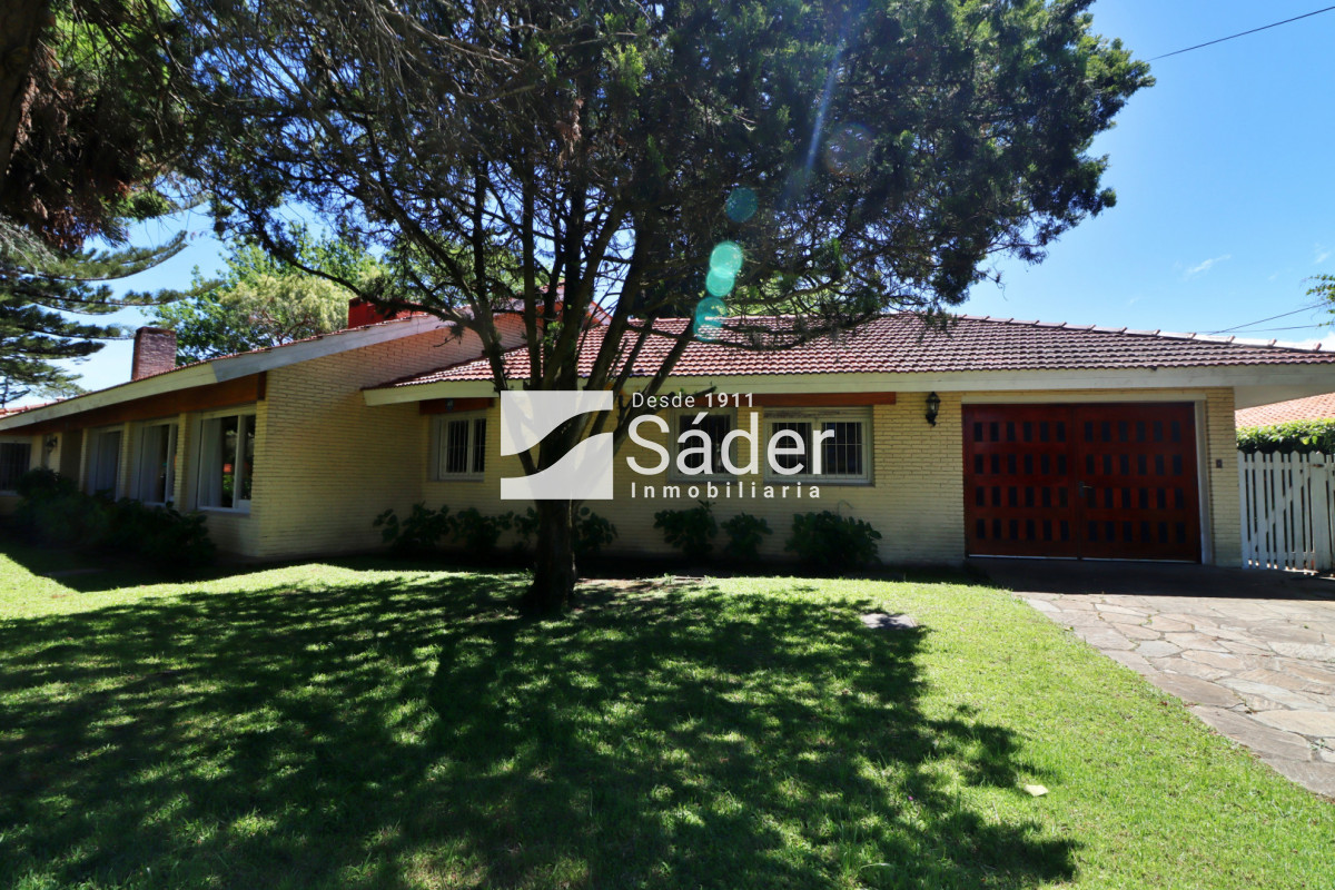 Casa ID.4517 - Espectacular casa en venta en Playa Mansa estilo clásico buena categoría