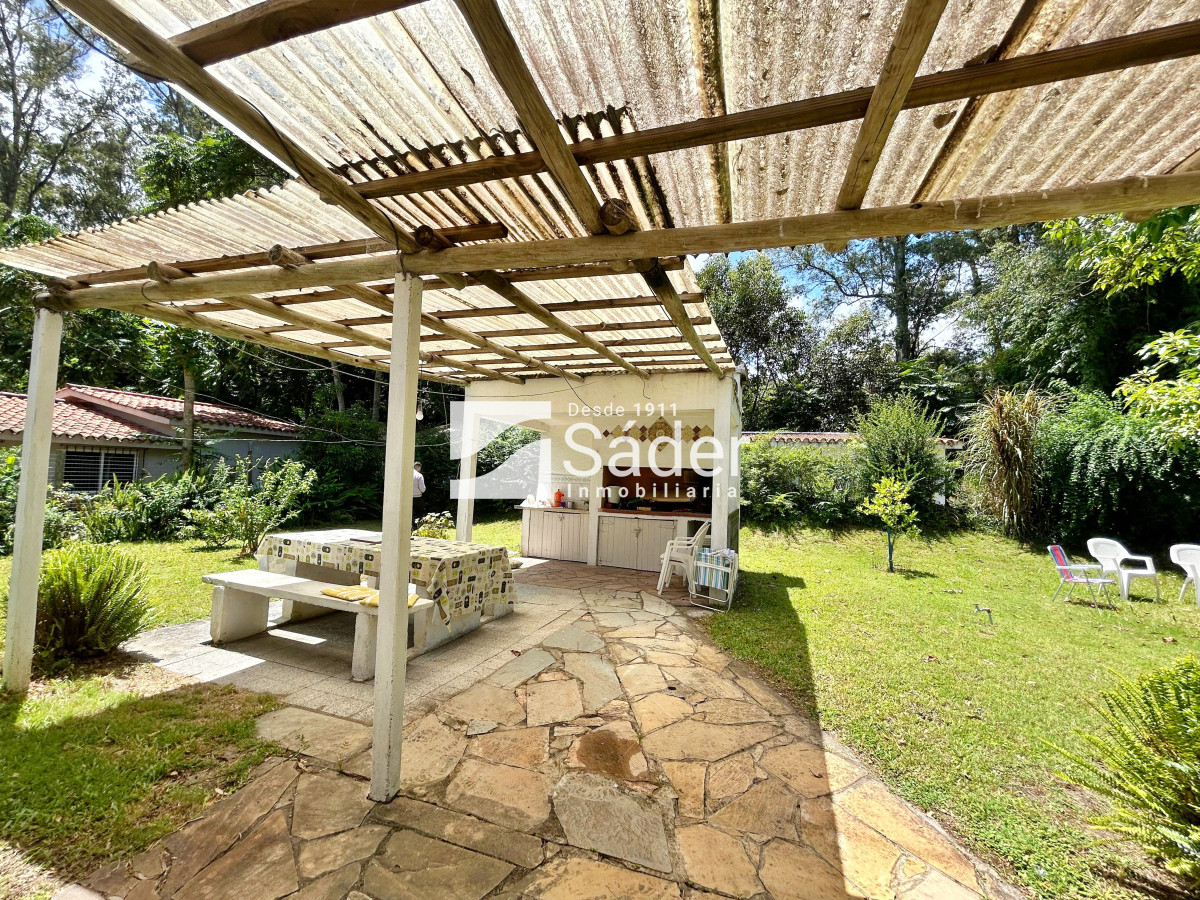 Casa ID.3730 - Alquiler Casa en Pinares 3 dormitorios y servicio. Parada 32