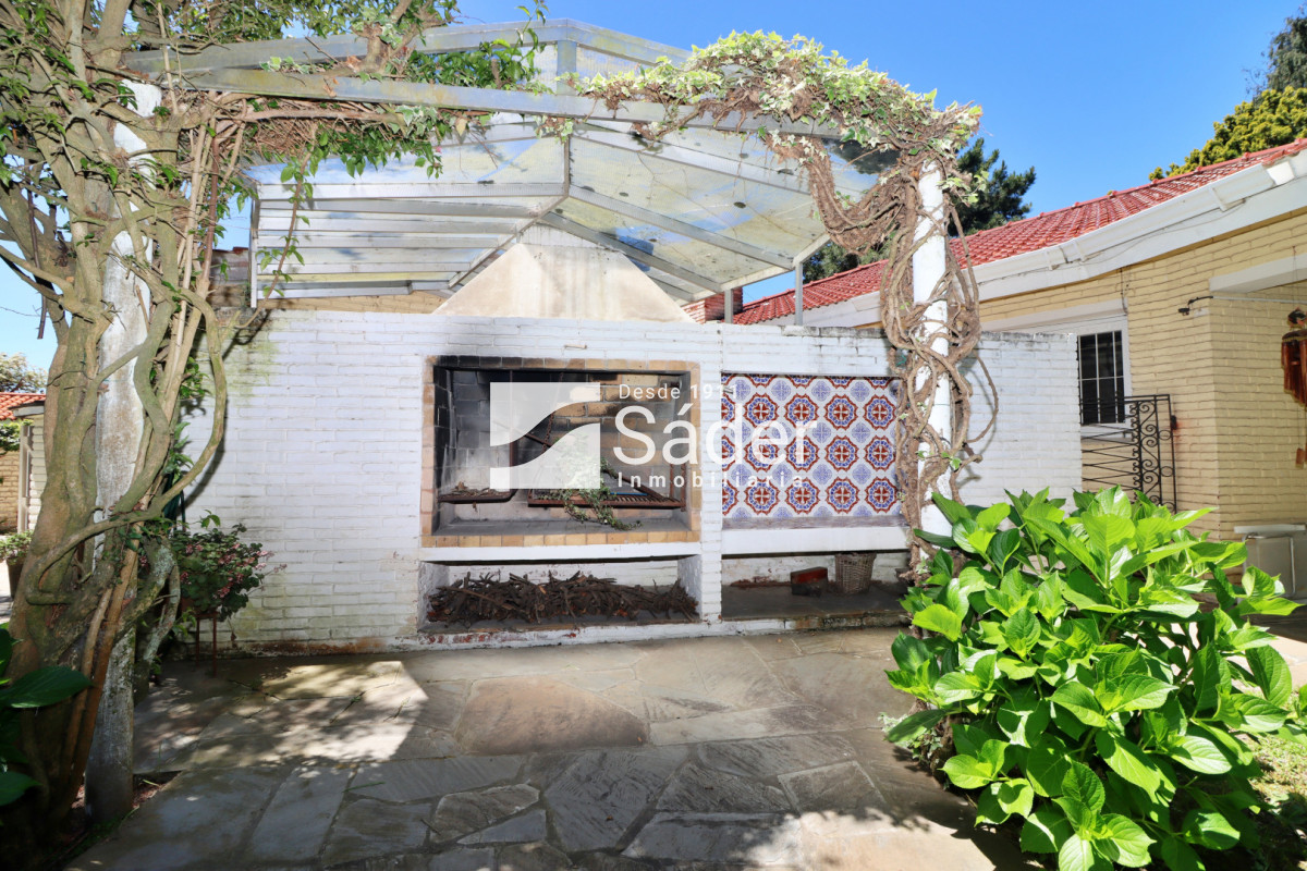 Casa ID.4517 - Espectacular casa en venta en Playa Mansa estilo clásico buena categoría