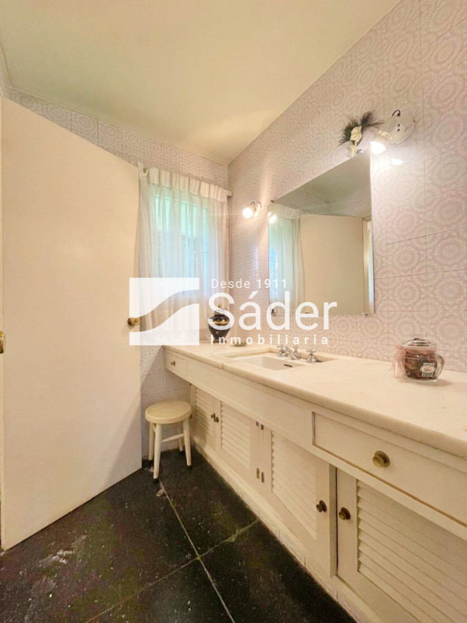 Casa ID.4517 - Espectacular casa en venta en Playa Mansa estilo clásico buena categoría