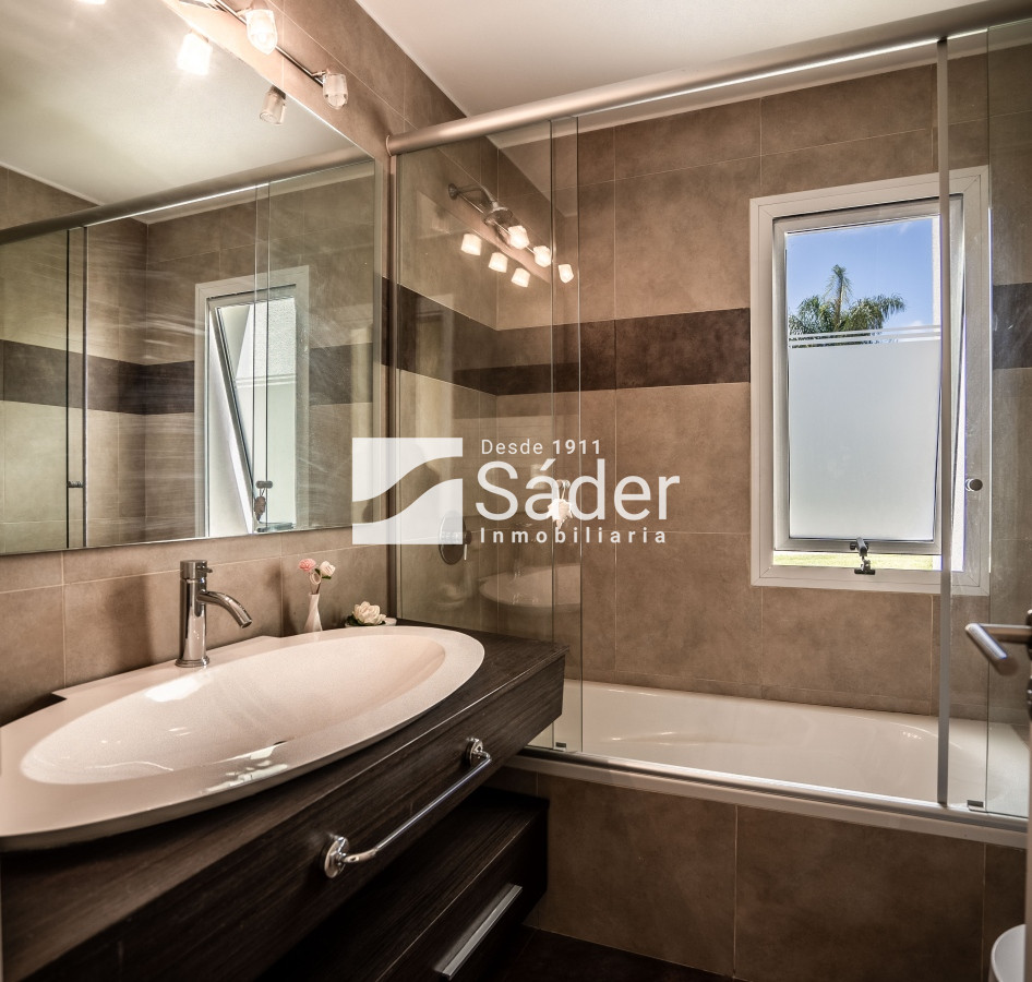 Casa ID.3452 - Elegante Casa con Piscina en Playa Mansa