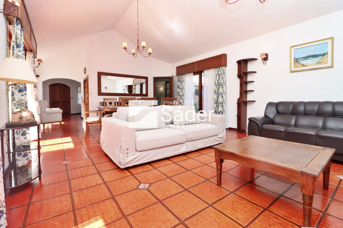 Casa ID.4624 - Hermoso Chalet en venta barrio Marly excelente entorno