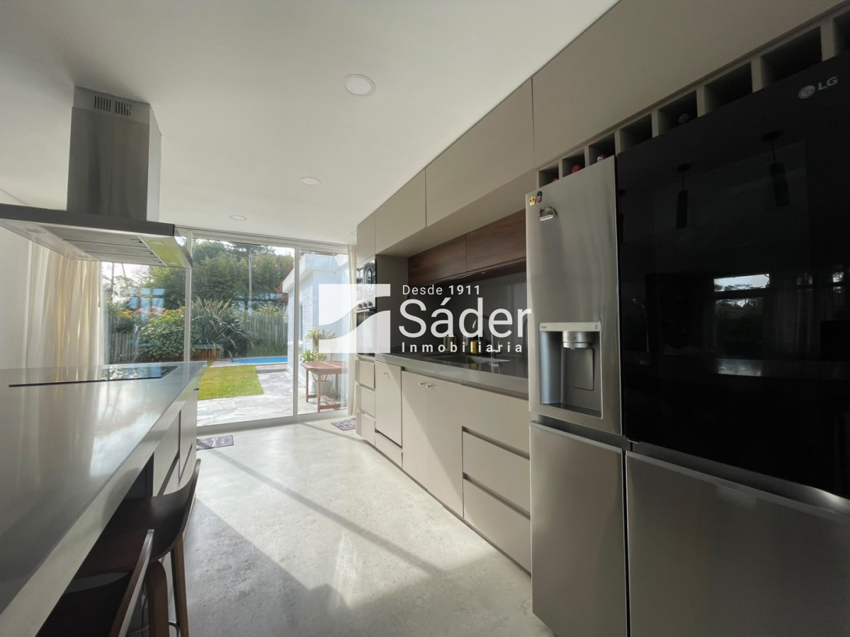 Casa ID.4973 - Excelente casa en Pinares. 3 suites, piscina y parrillero 