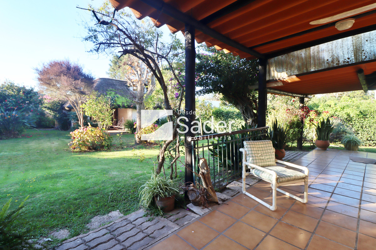 Casa ID.4192 - Chalet estilo tradicional en Pinares con gran terreno y vistas al mar