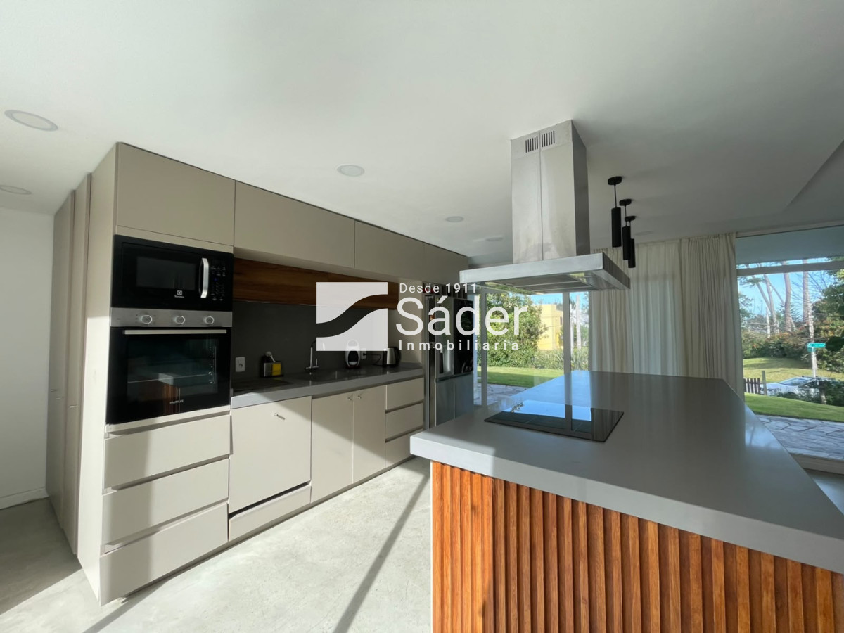 Casa ID.4973 - Excelente casa en Pinares. 3 suites, piscina y parrillero 
