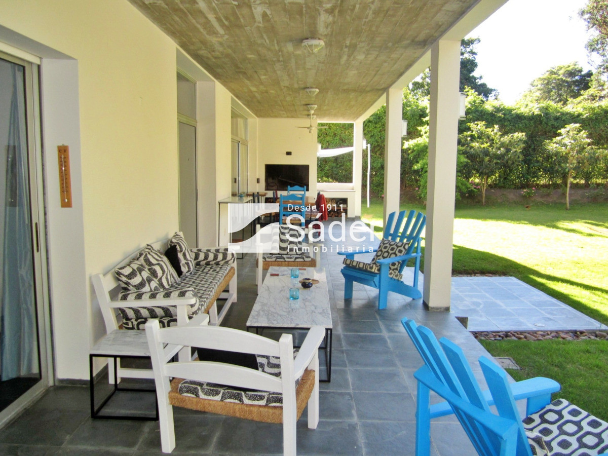 Casa ID.4437 - Casa moderna en Rincón del indio, con Piscina. 4 dorm. 