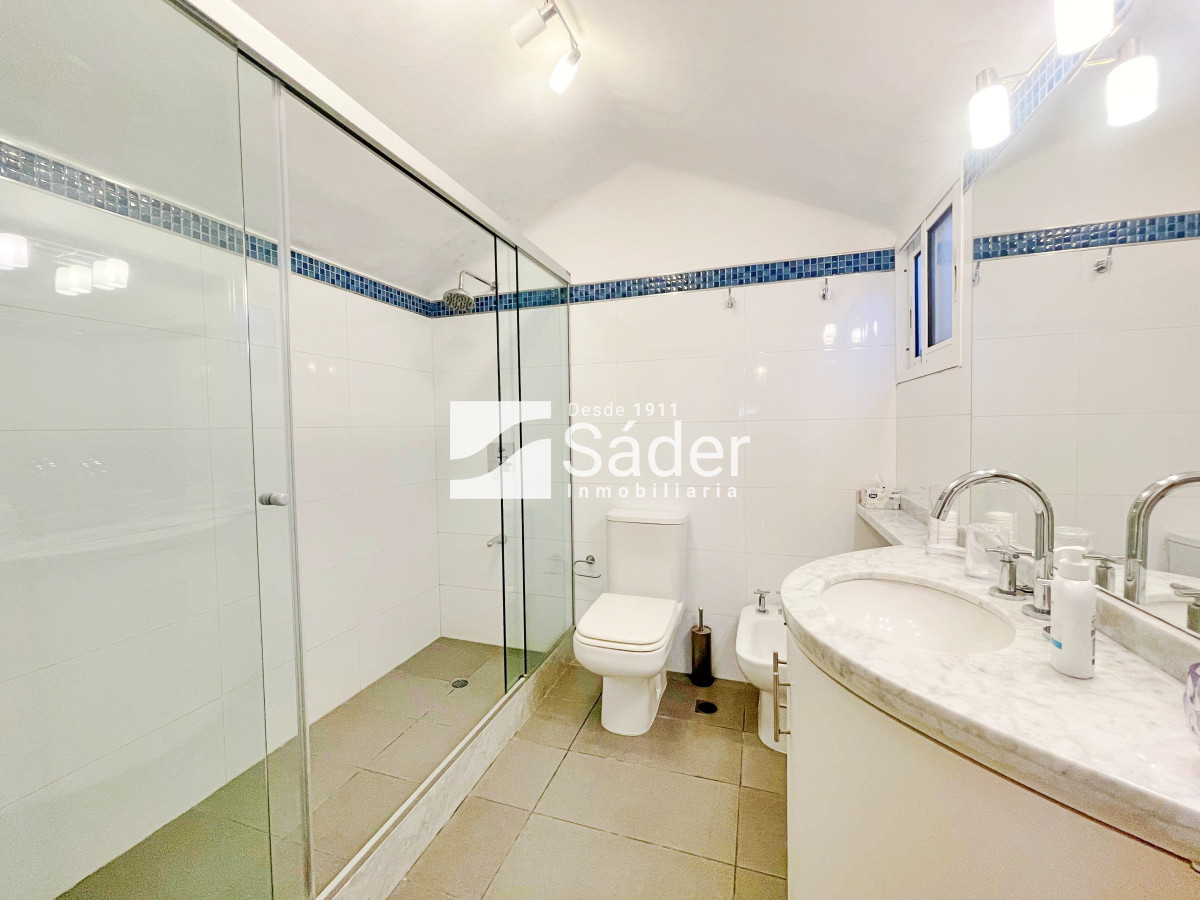 Casa ID.4364 - Casa en peninsula, primera linea frente al mar