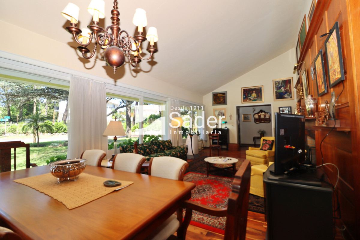 Casa ID.4517 - Espectacular casa en venta en Playa Mansa estilo clásico buena categoría