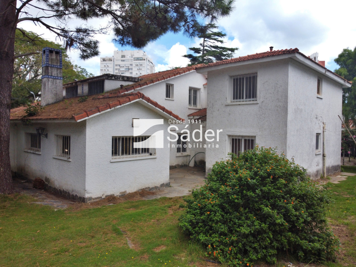 Casa ID.4852 - Una propiedad con historia y carácter, en una ubicación privilegiada de Playa Mansa