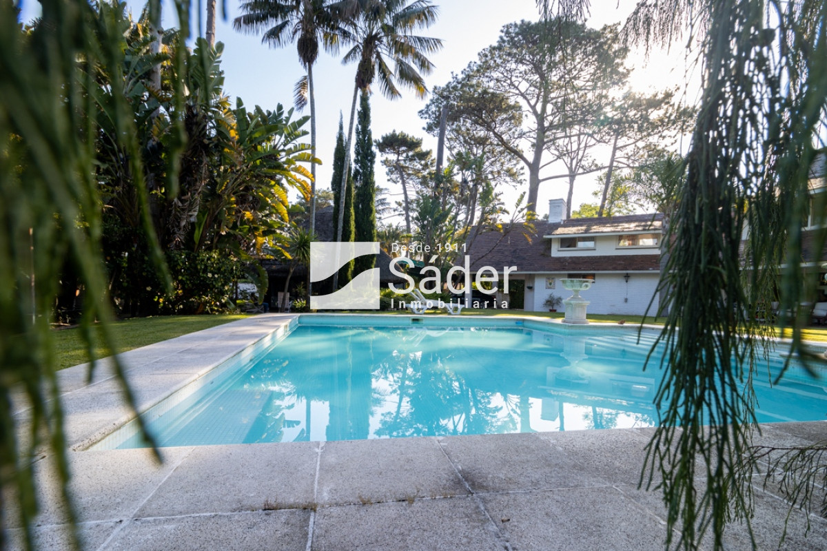 Casa ID.2289 - Casa en venta Playa Mansa 5 dormitorios 