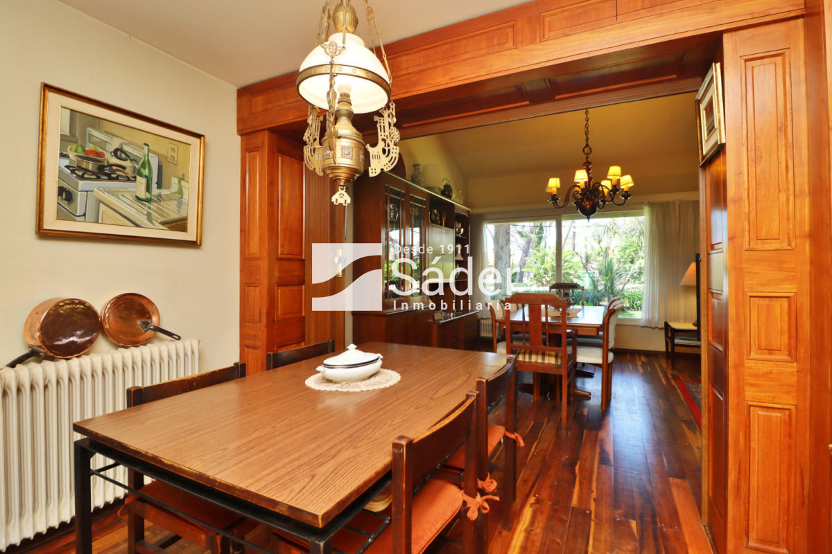 Casa ID.4517 - Espectacular casa en venta en Playa Mansa estilo clásico buena categoría