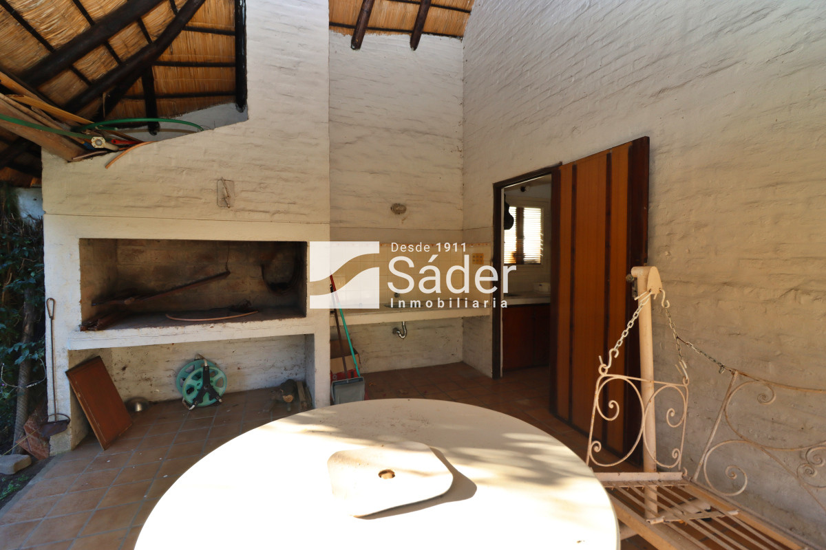 Casa ID.4192 - Chalet estilo tradicional en Pinares con gran terreno y vistas al mar