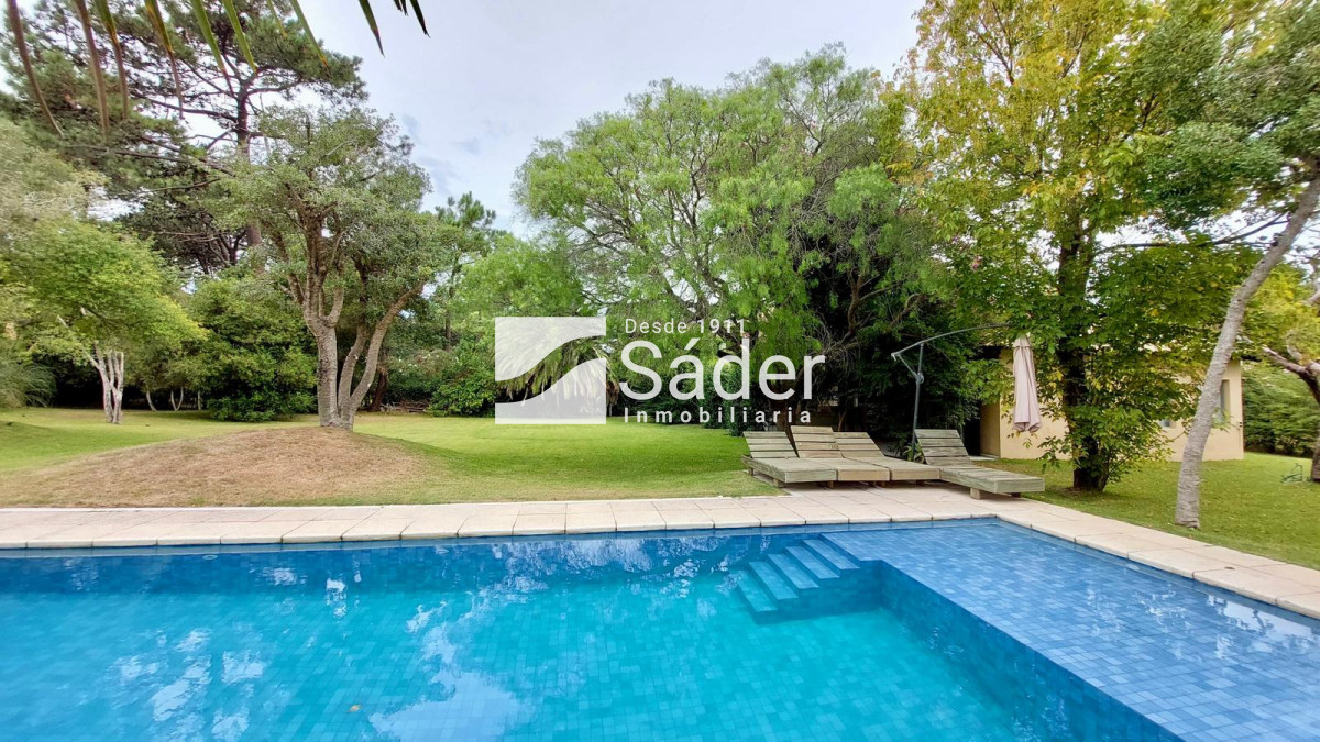 Casa ID.4604 - Casa en Rincón del Indio, alquiler y venta. 3 Suites, Amplio Jardín, Piscina y Parrillero 