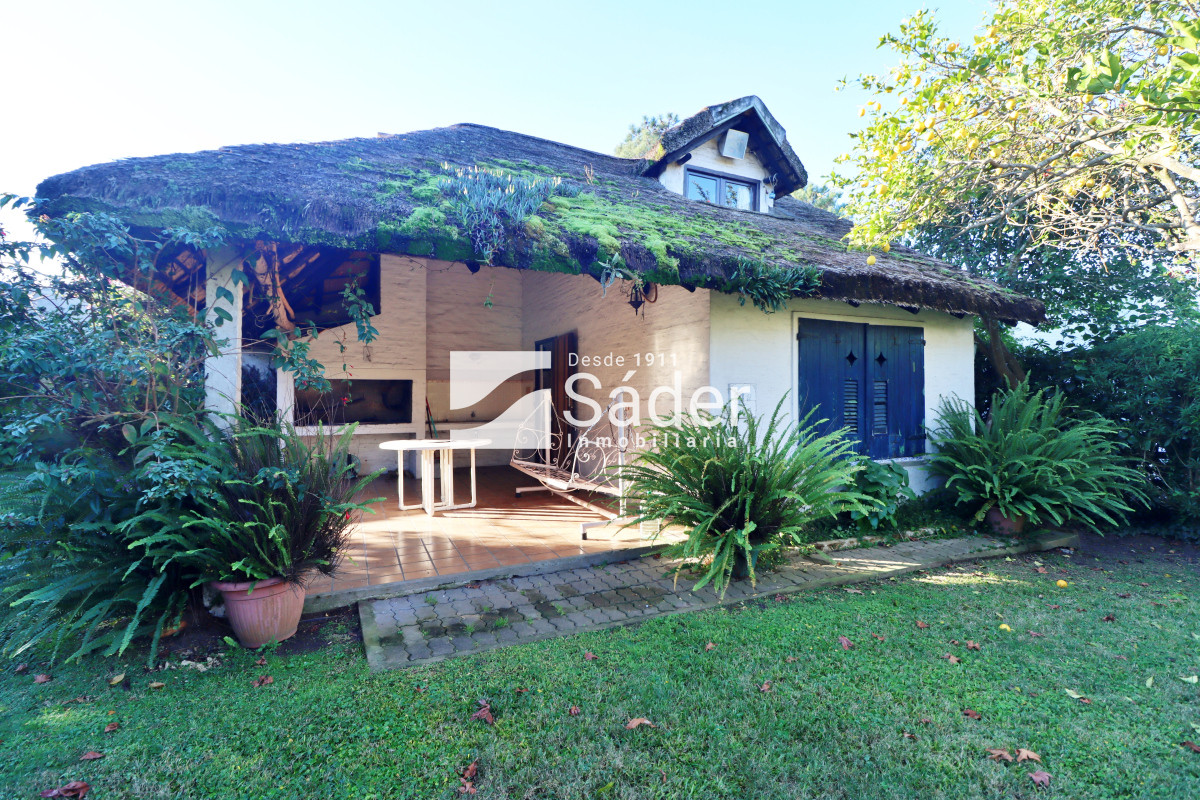 Casa ID.4192 - Chalet estilo tradicional en Pinares con gran terreno y vistas al mar