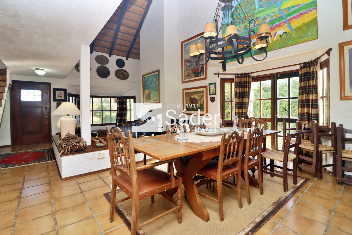 Casa ID.4192 - Chalet estilo tradicional en Pinares con gran terreno y vistas al mar