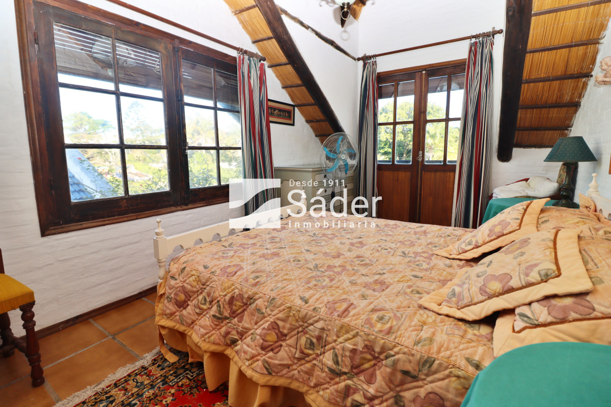 Casa ID.4192 - Chalet estilo tradicional en Pinares con gran terreno y vistas al mar
