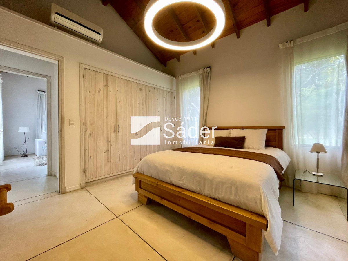 Casa ID.4604 - Casa en Rincón del Indio, alquiler y venta. 3 Suites, Amplio Jardín, Piscina y Parrillero 