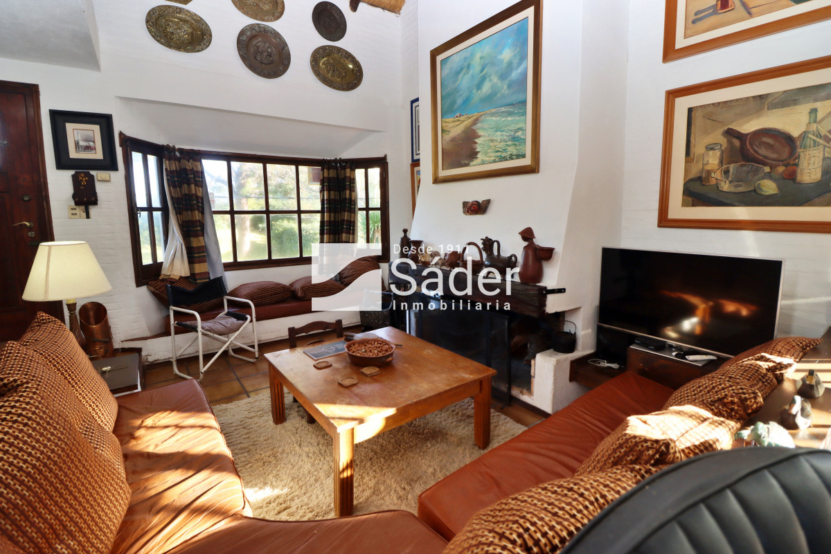 Casa ID.4192 - Chalet estilo tradicional en Pinares con gran terreno y vistas al mar