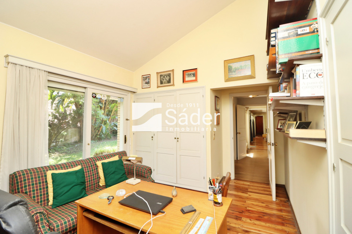 Casa ID.4517 - Espectacular casa en venta en Playa Mansa estilo clásico buena categoría