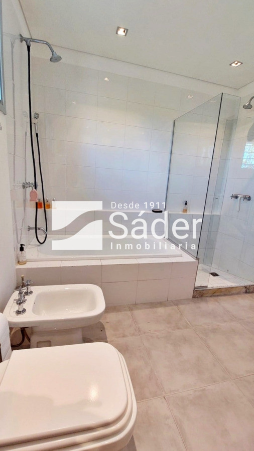 Casa ID.4437 - Casa moderna en Rincón del indio, con Piscina. 4 dorm. 