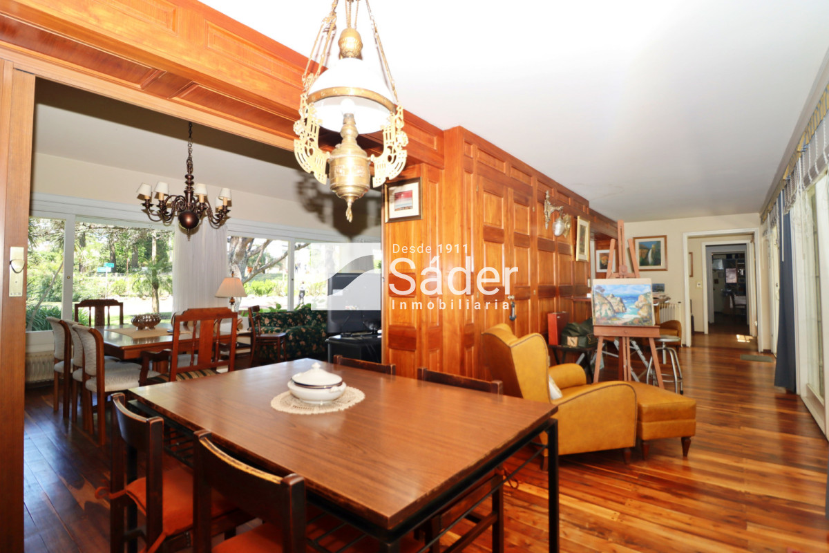 Casa ID.4517 - Espectacular casa en venta en Playa Mansa estilo clásico buena categoría