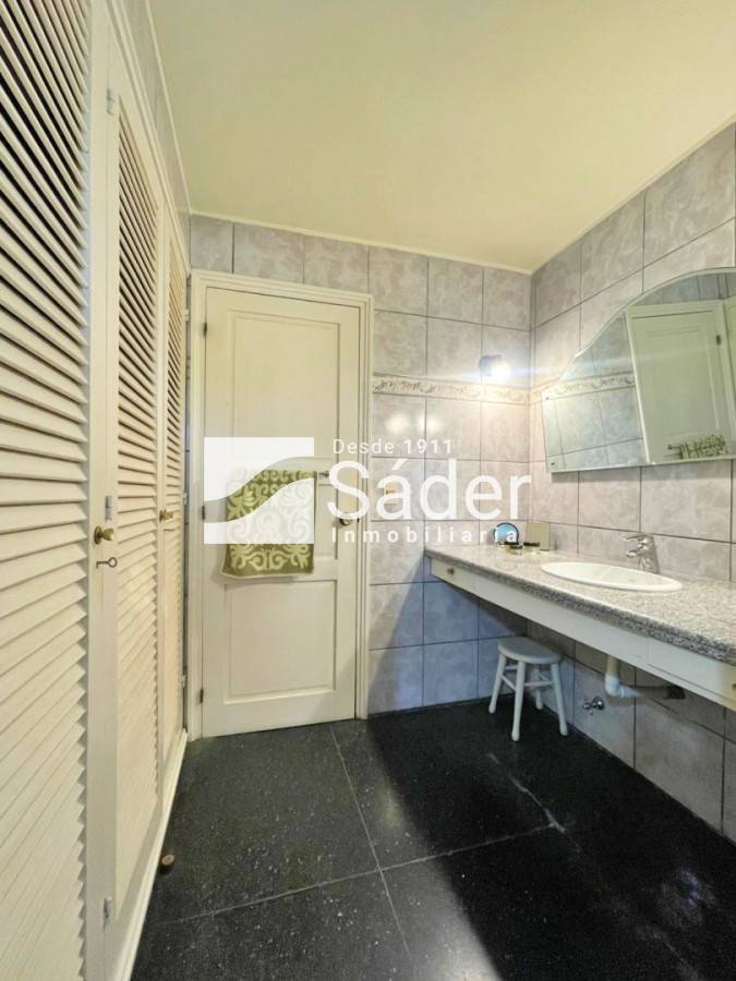 Casa ID.4517 - Espectacular casa en venta en Playa Mansa estilo clásico buena categoría